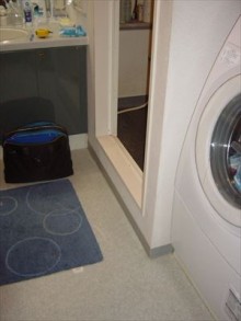 ブラックのアクセントパネルでシックな浴室に